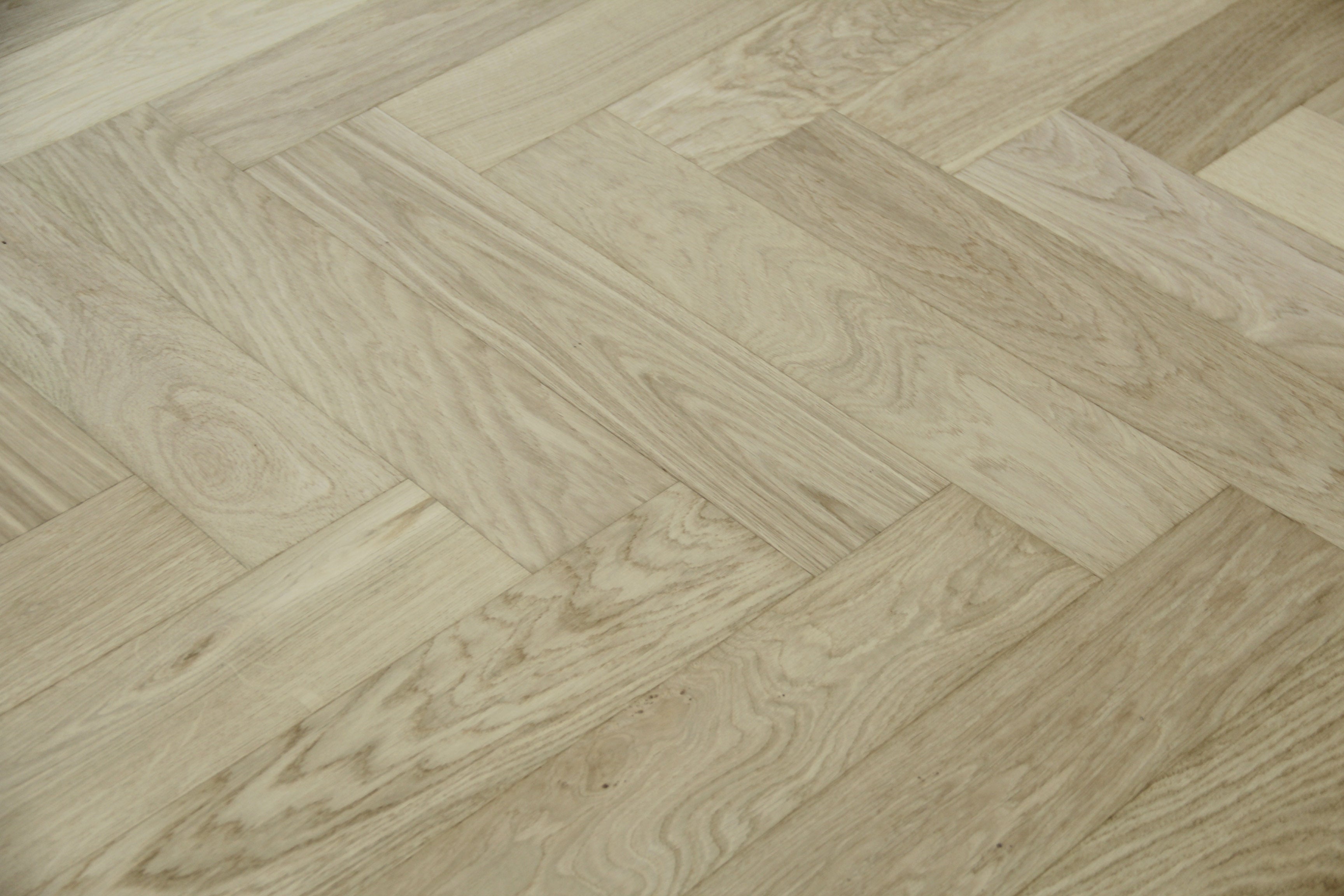Prime Grade Oak Brushed & Unfinished Herringbone Engineered Wood Flooring 600x90x18/3mm SHO1524
