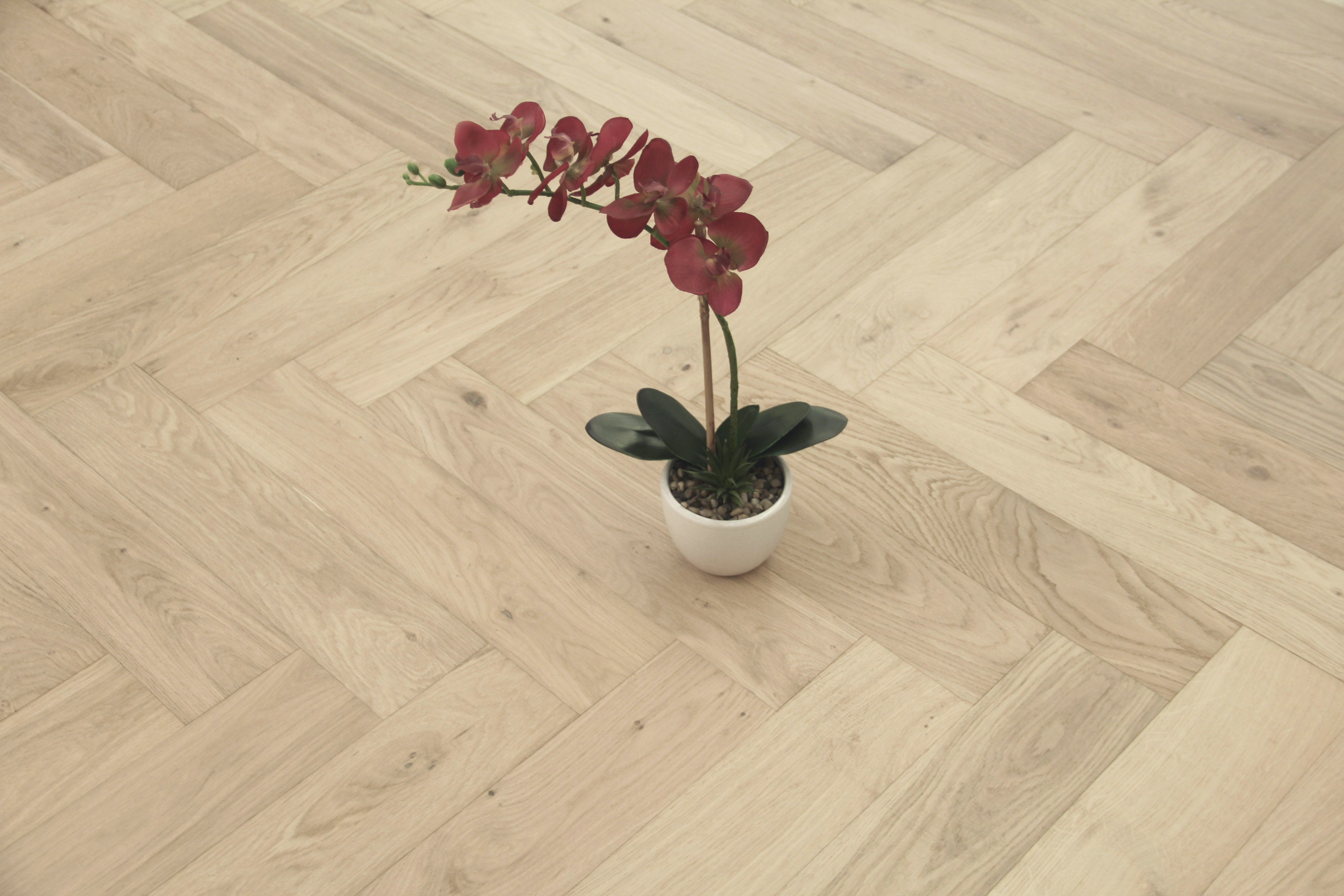 Brushed Unfinished Oak Engineered Herringbone Flooring 600x125x14/3mm SHO1400