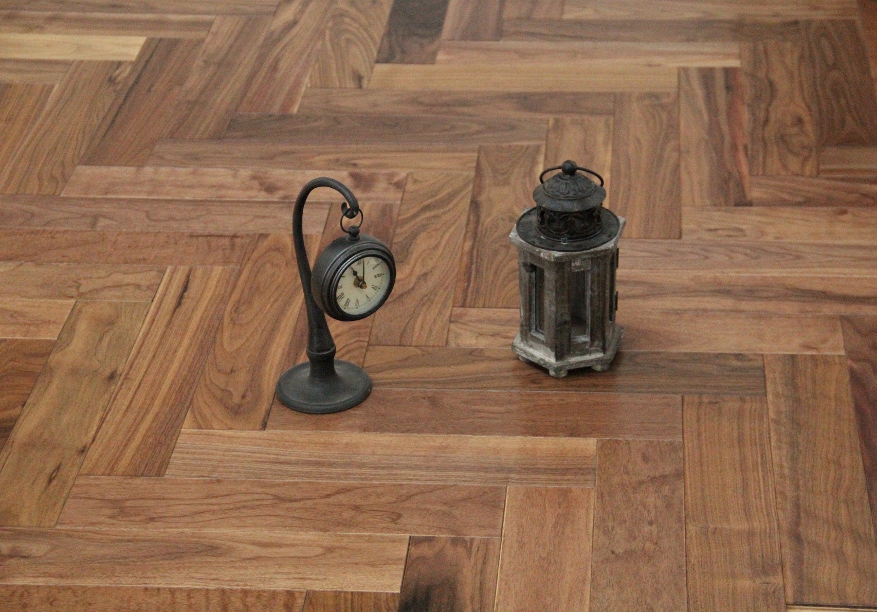 Prime Grade American Black Walnut Lacquered Herringbone Engineered Flooring 600x90x18/4mm SHW1802AB