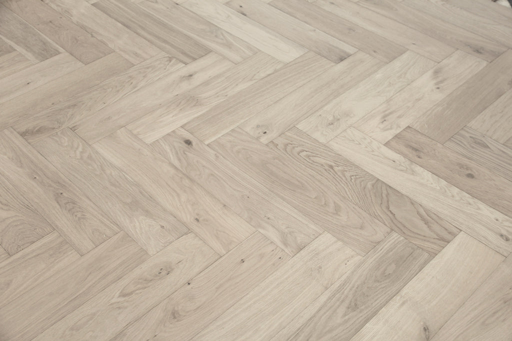 Brushed Unfinished Oak Engineered Herringbone Flooring 600x125x14/3mm SHO1400