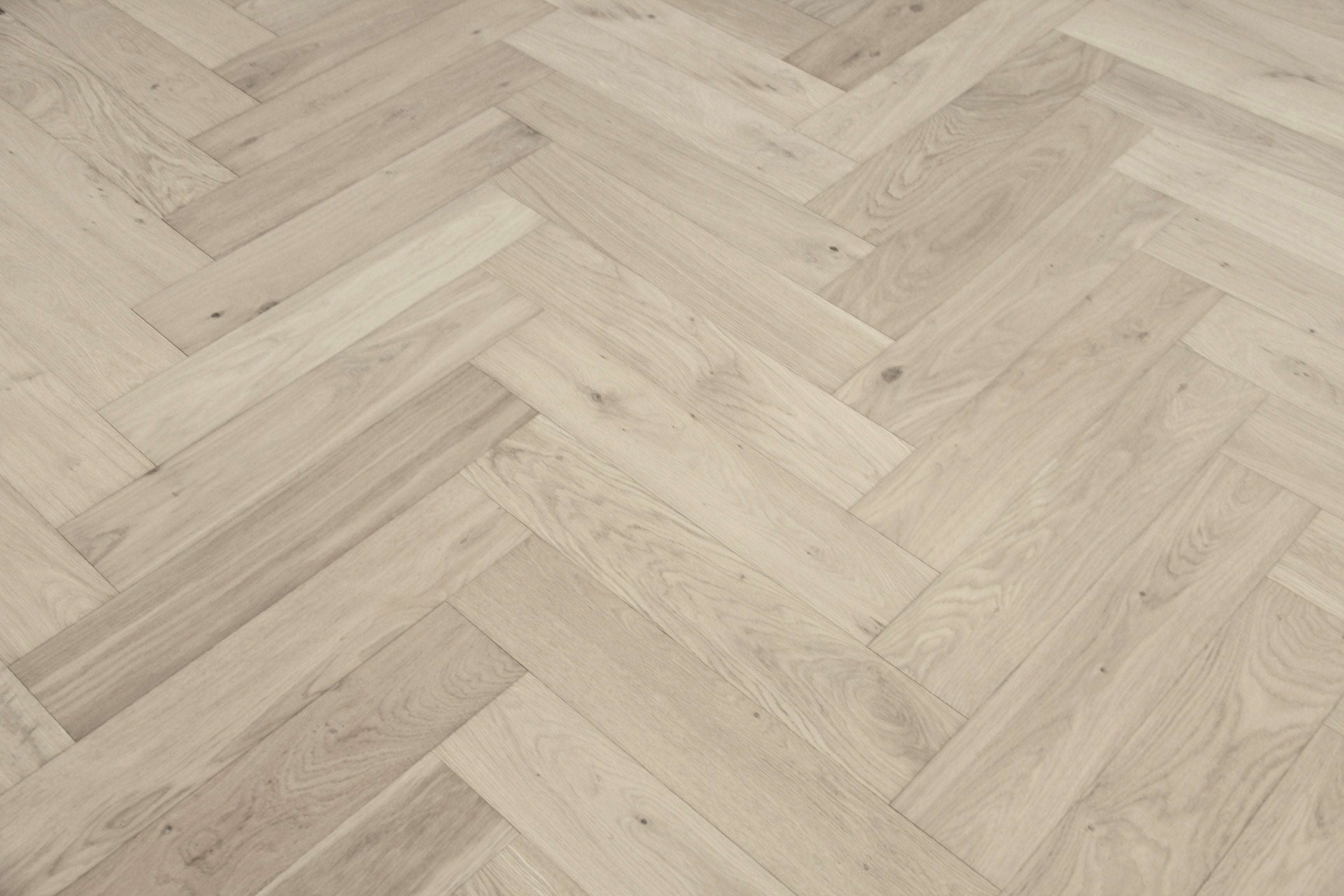 Brushed Unfinished Oak Engineered Herringbone Flooring 600x125x14/3mm SHO1400