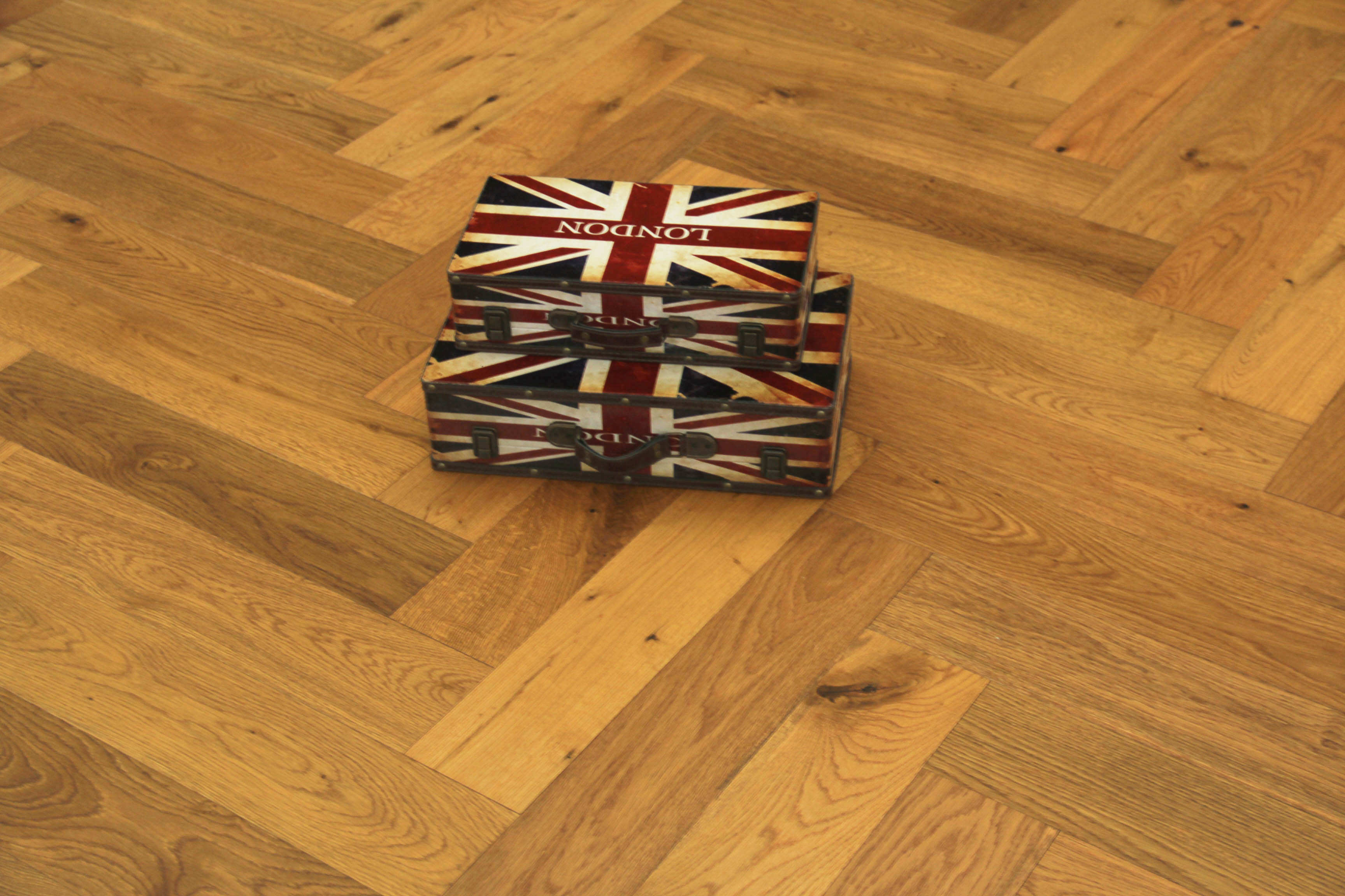 Smoked Oak Natural Engineered Herringbone Flooring 600x125x14/3mm SHO1405