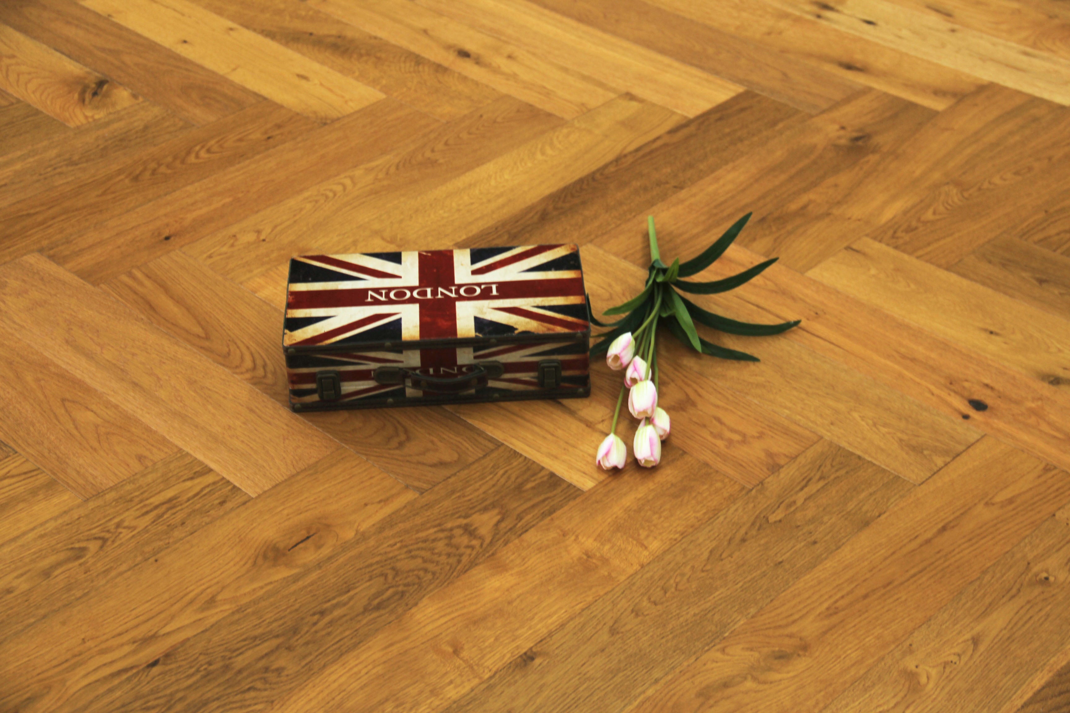 Smoked Oak Natural Engineered Herringbone Flooring 600x125x14/3mm SHO1405