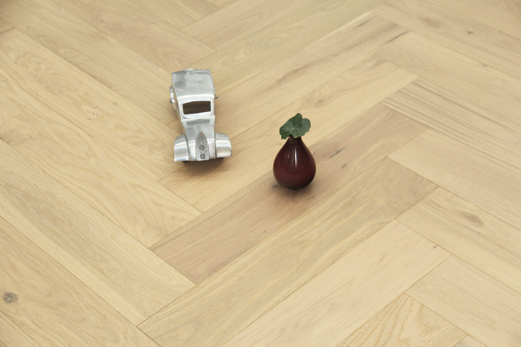 Oak Light Natural Engineered Herringbone Flooring 600x125x14/3mm SHO1406