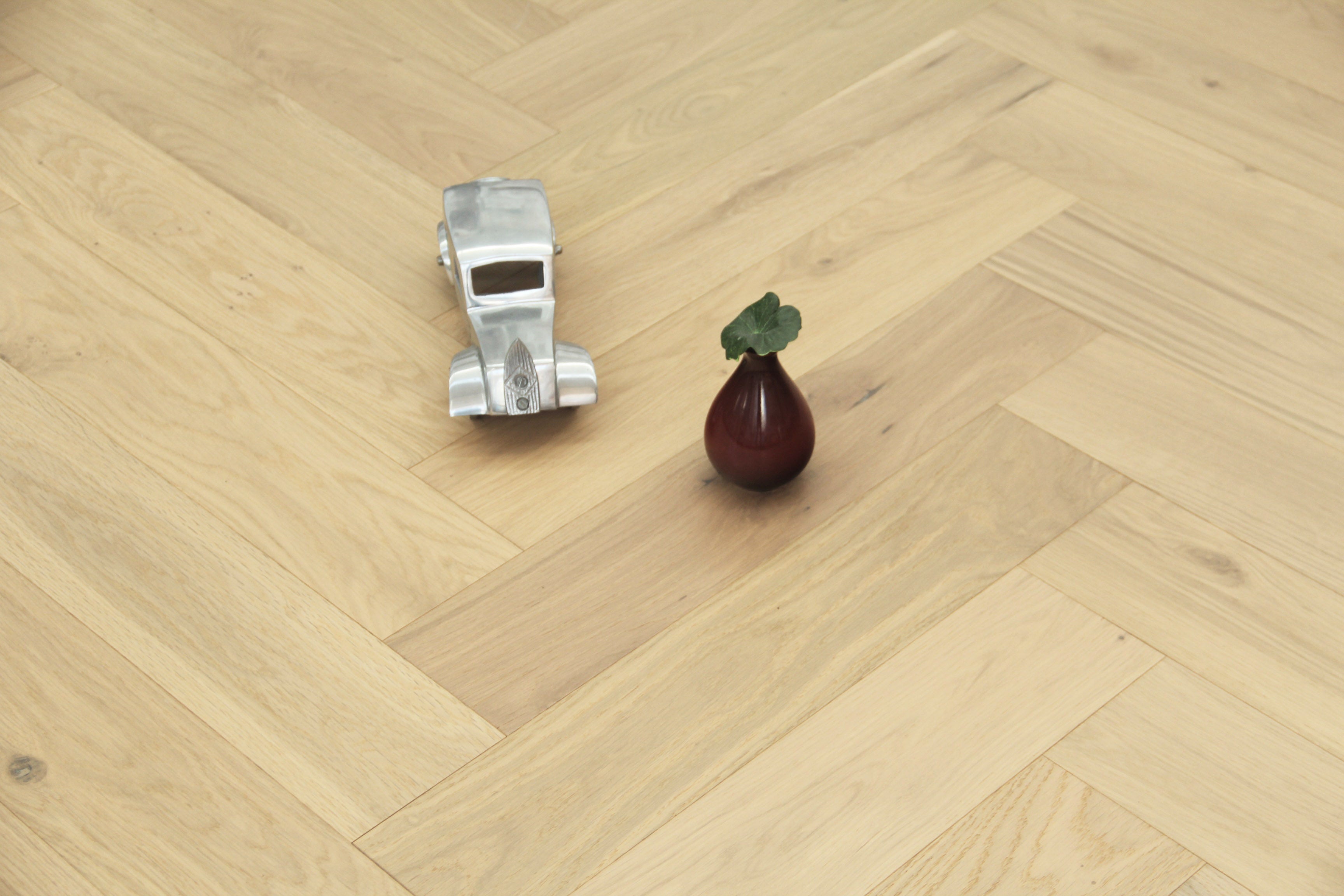 Oak Light Natural Engineered Herringbone Flooring 600x125x14/3mm SHO1406