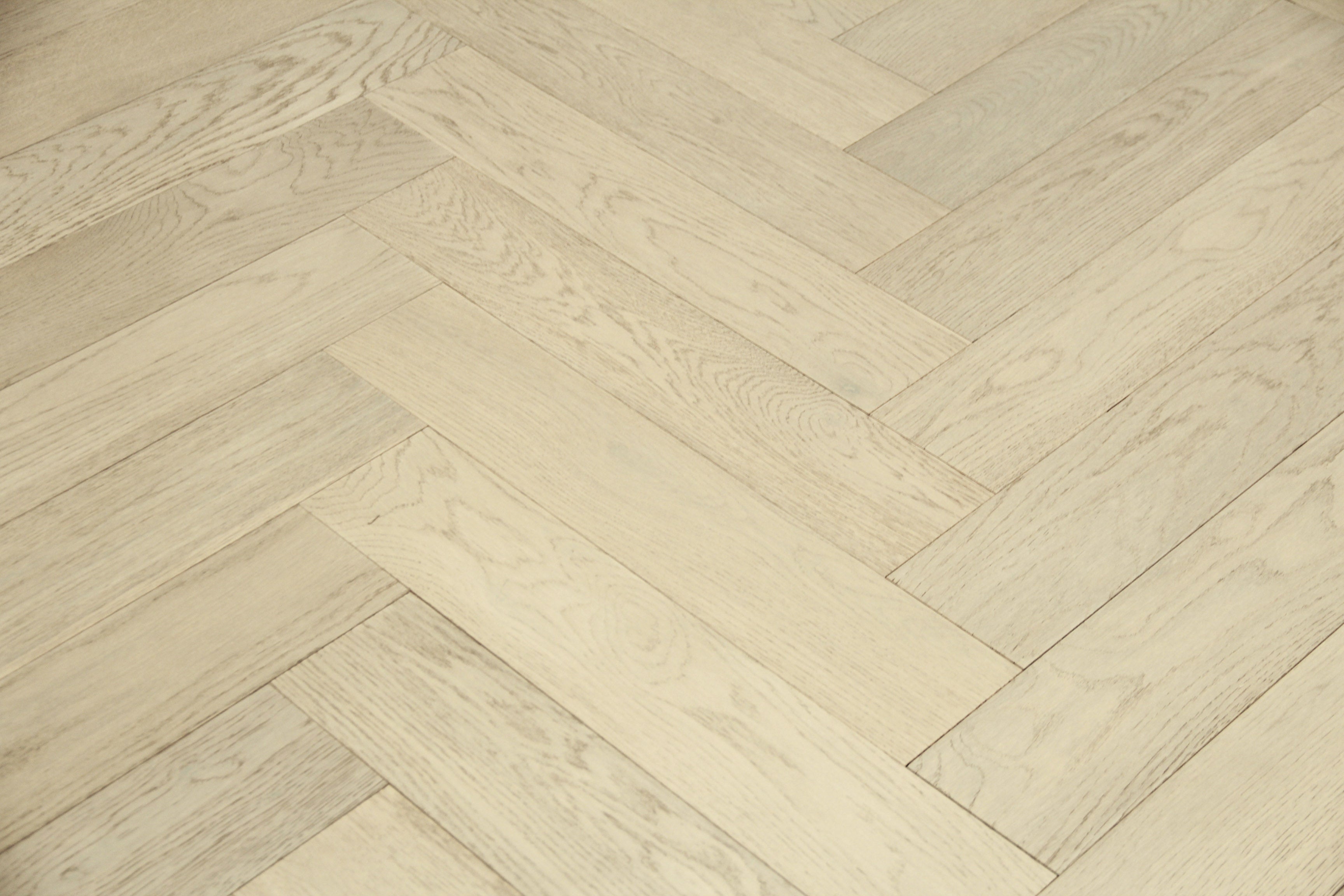 White Oak Engineered Herringbone Flooring 600x125x14/3mm SHO1408
