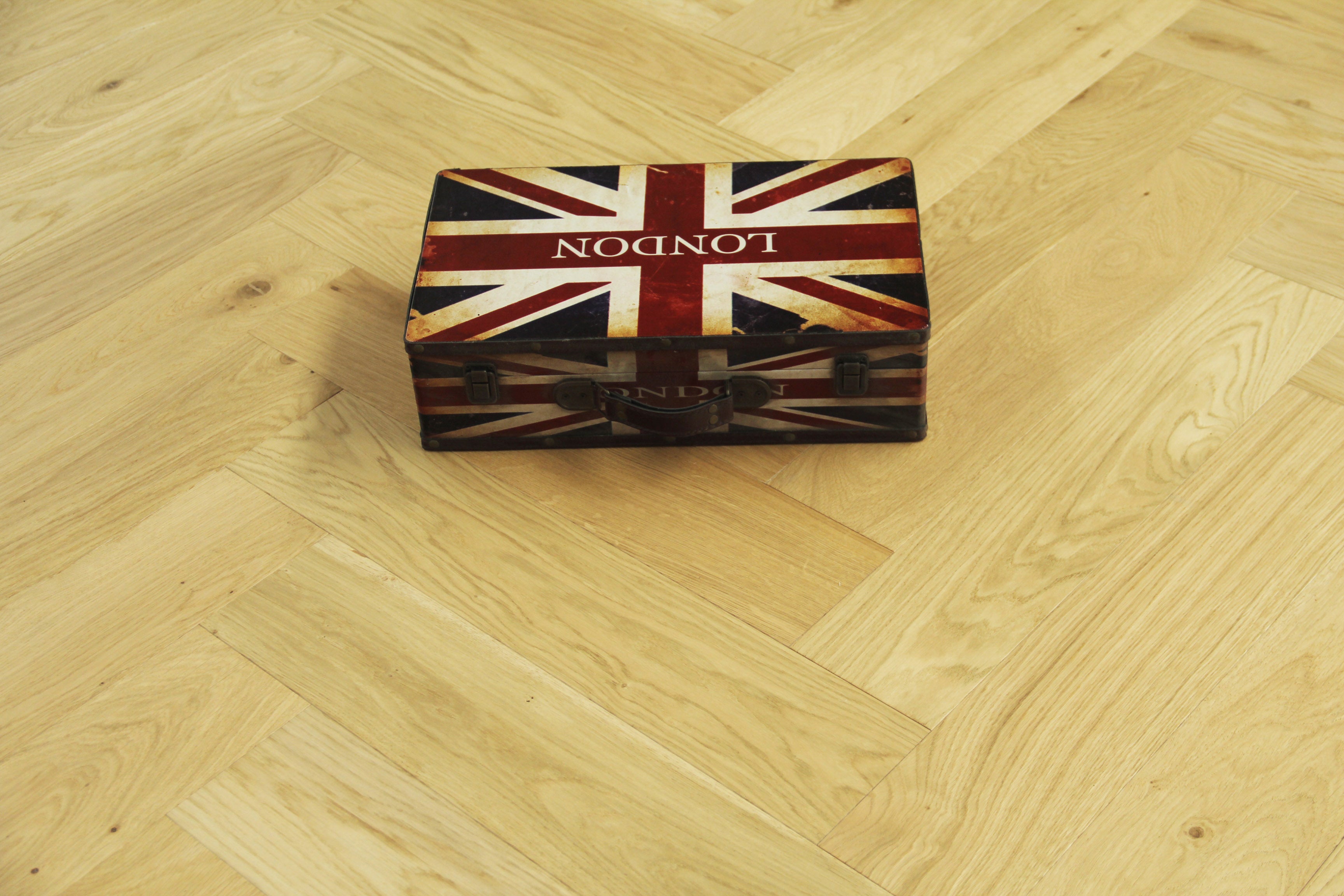 Oak Brushed & Matt UV Lacquered Engineered Wood Herringbone SHO1411