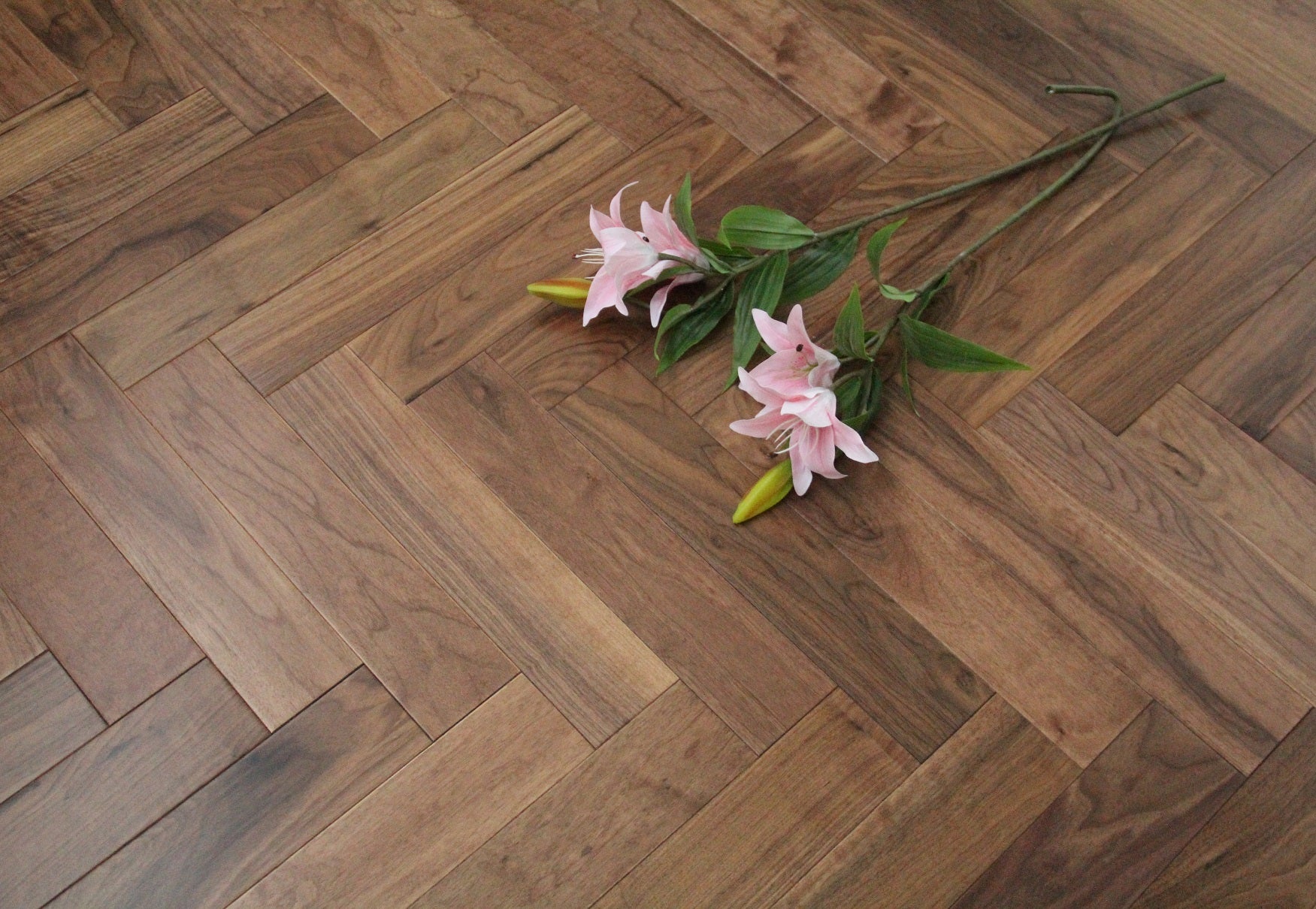 Lacquered American Black Walnut Herringbone Flooring SHW1802