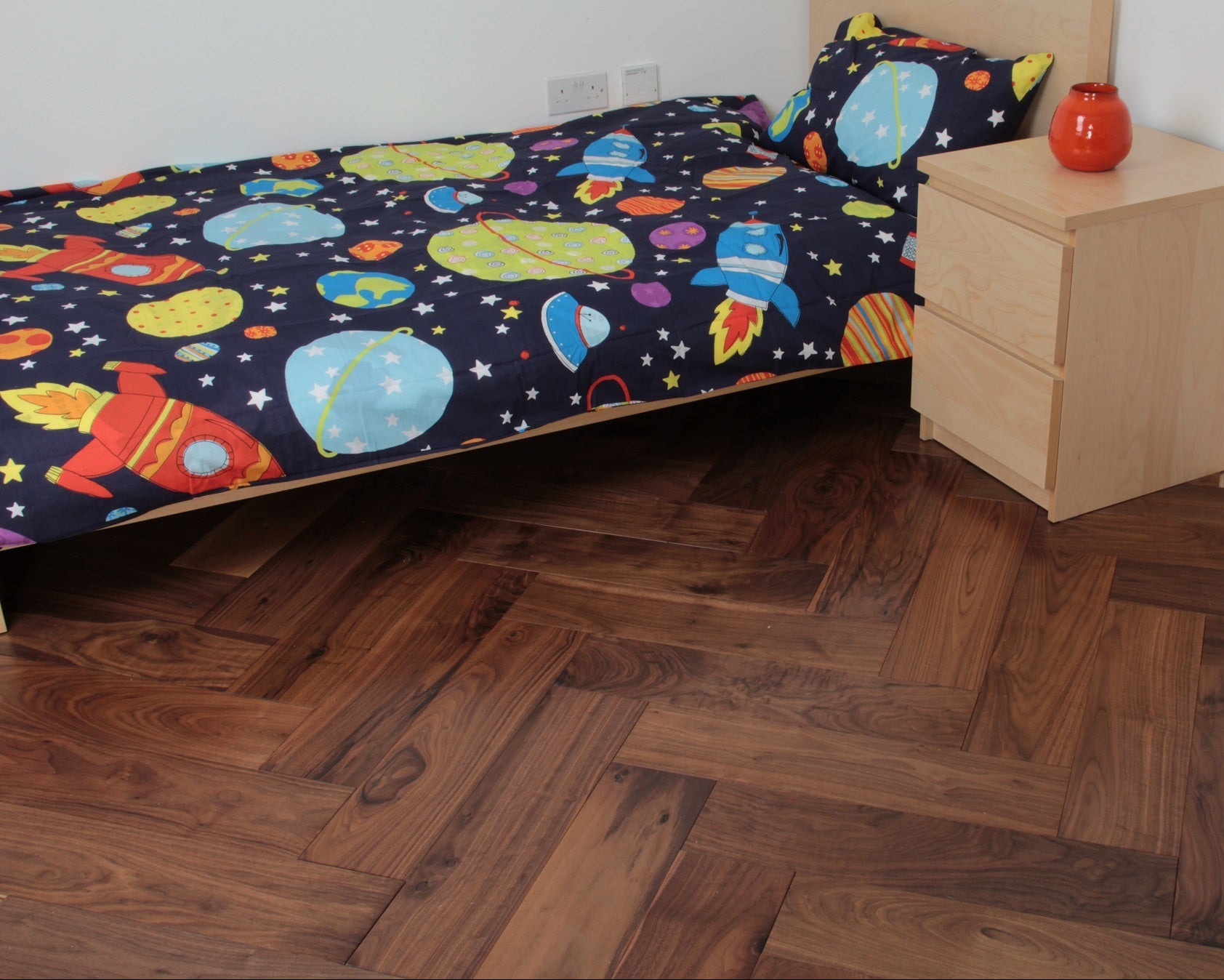 Lacquered American Black Walnut Herringbone Flooring SHW1820N