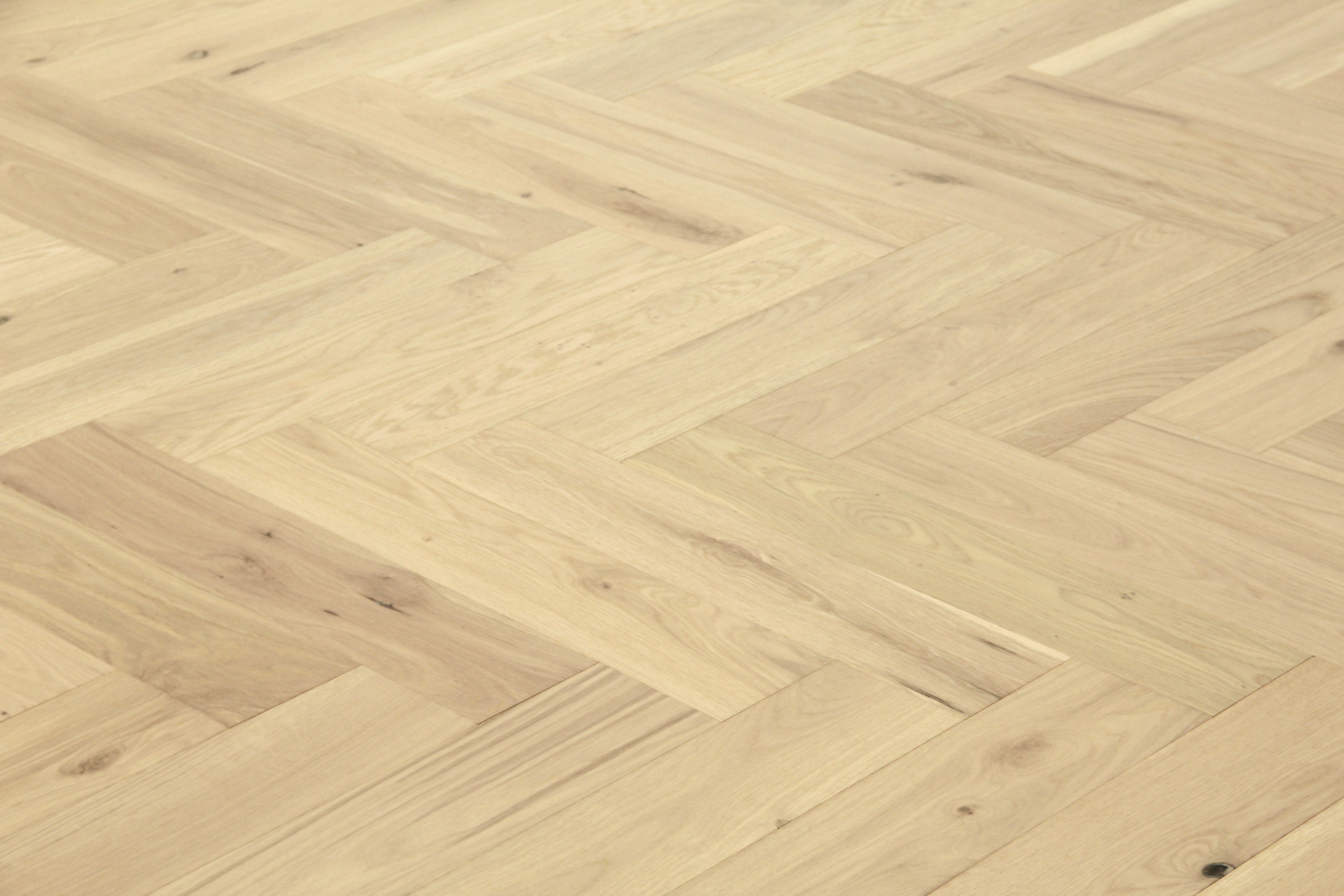 Oak Light Natural Engineered Herringbone Flooring 600x125x14/3mm SHO1406