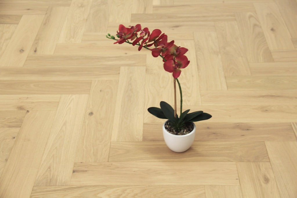 Oak Light Natural Engineered Herringbone Flooring 600x125x14/3mm SHO1406