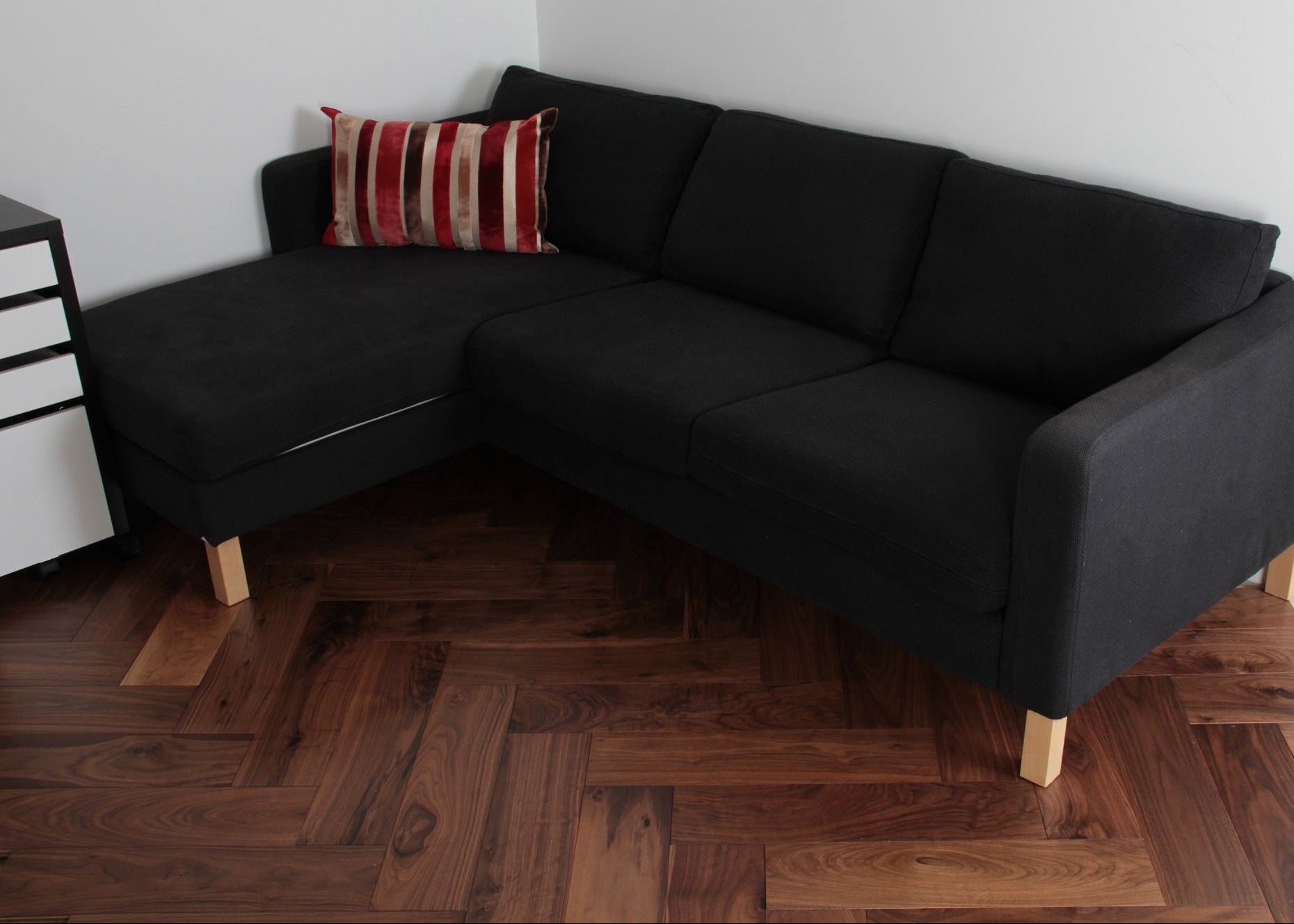 Lacquered American Black Walnut Herringbone Flooring SHW1820N